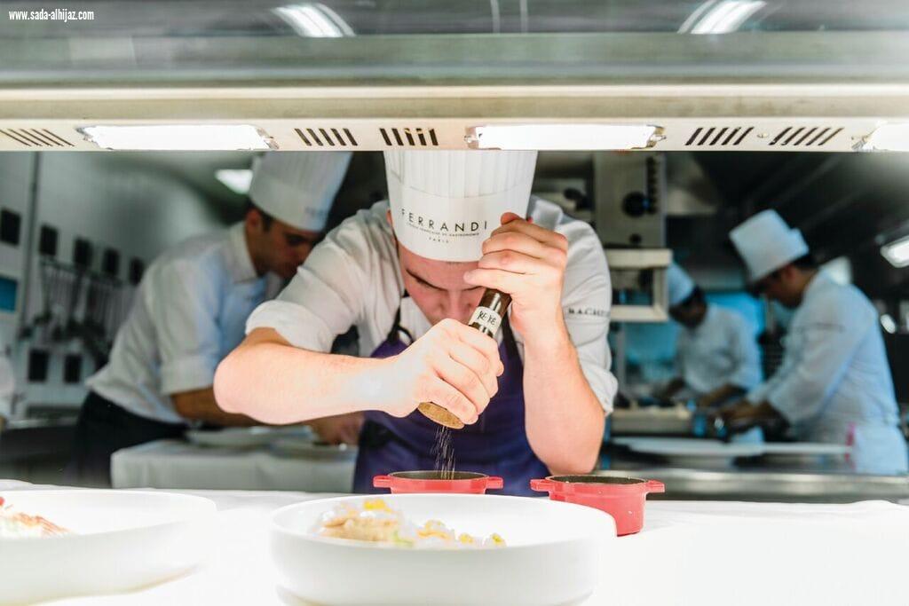 مفاجأة الهيئة الملكية لمحافظة العلا بشراكة مع مدرسة الطهي الفرنسية(فيراندي باريس) لتدريب وتطوير طهاة من العلا