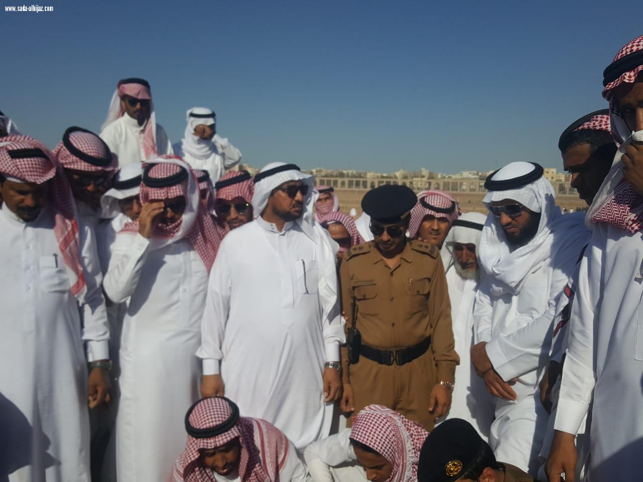 معالي مدير عام الدفاع المدني الفريق سليمان بن عبدالله العمرو ينقل التعازي لأسرة الرائد احمد بن حامد المطيري ..