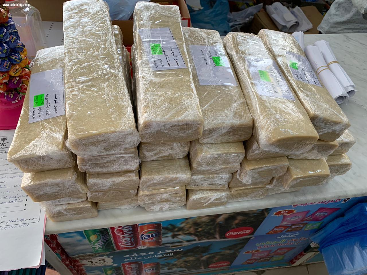 بلدية محافظة الطوال تضبط وتغلق محل غير مرخص وتصادر 142 كجم مواد غذائية