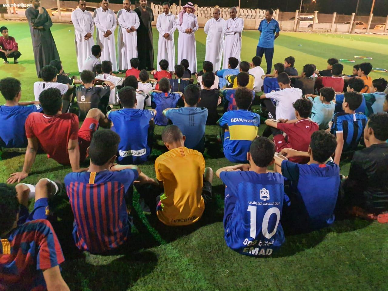 رئيس واعضاء المجلس الشرفي لفريق تحفيظ الطوال الرياضي يلتقون باللاعبين في ملعب حديقة الطوال