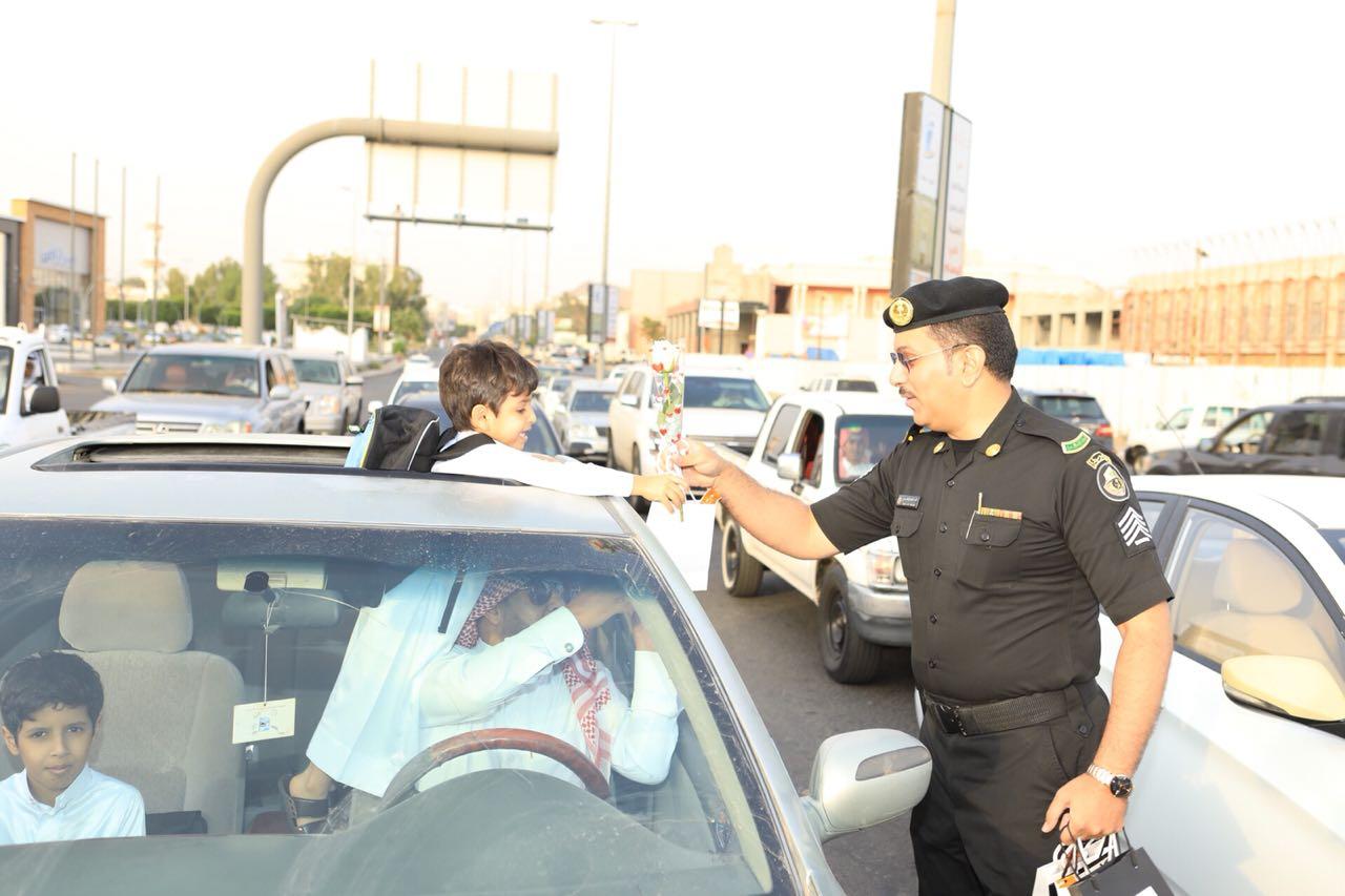 بالورد دوريات أمن الطائف تستقبل العام الدراسي الجديد 