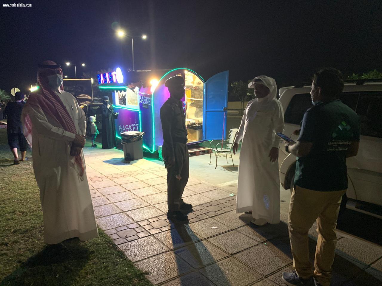 جولة مفاجأة لمحافظ بيش لمتابعة الخدمات المقدمة لزوار الكورنيش
