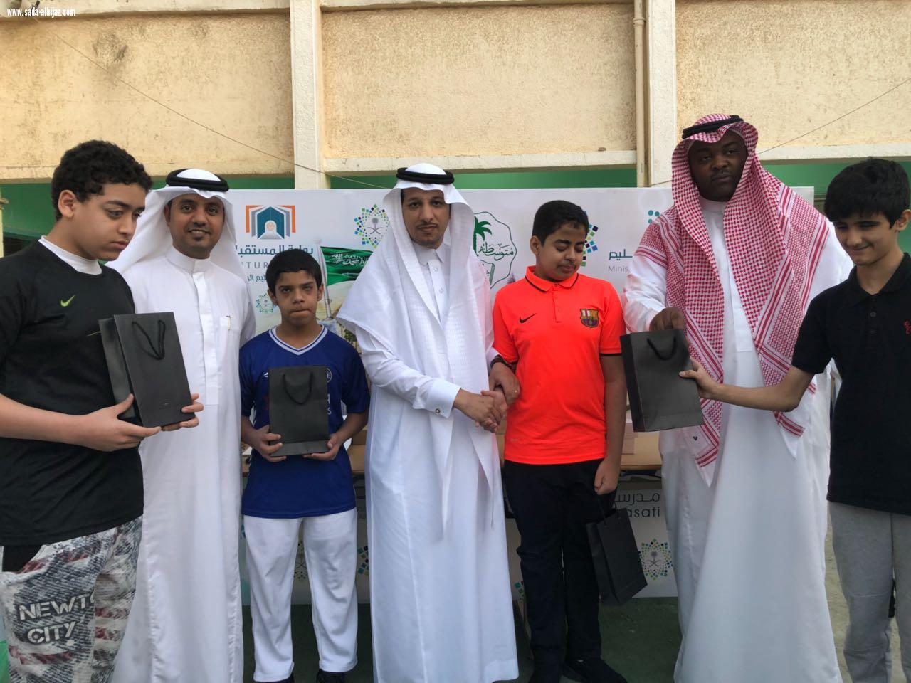 تكريم الطلاب المتفوقين) مدرسة ابن كثير بجدة