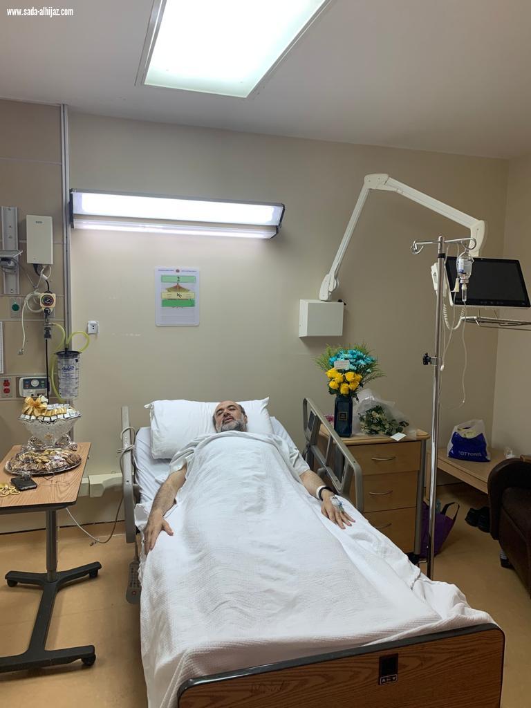 البروفيسور محمد أحمد بصنوي بمستشفى جامعة الملك عبد العزيز بجدة على السرير الأبيض ..