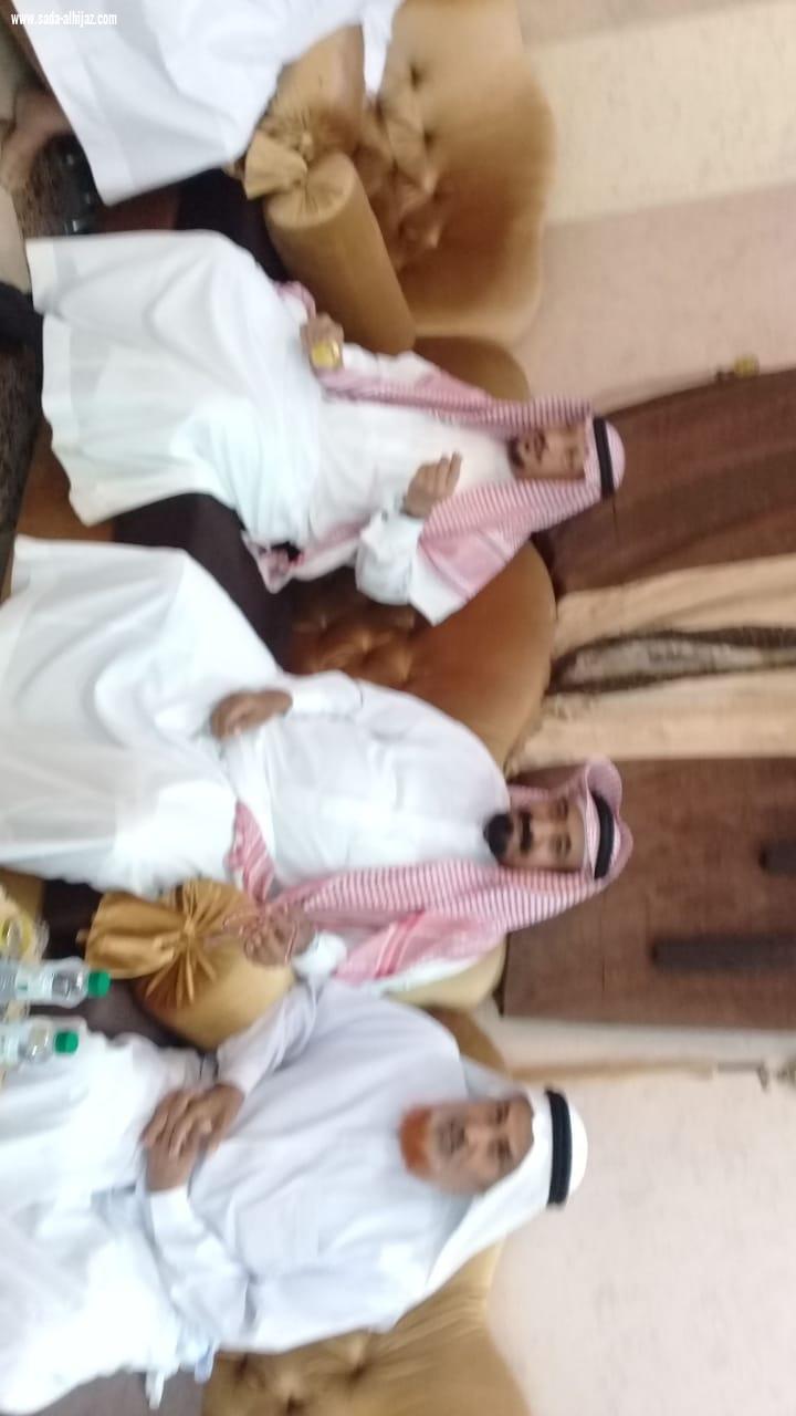 بحضور وكيل المحافظة ومشائخ الشمل رئيس لجنة التنمية بمحافظة الطوال يحتفل بتخرج أخيه