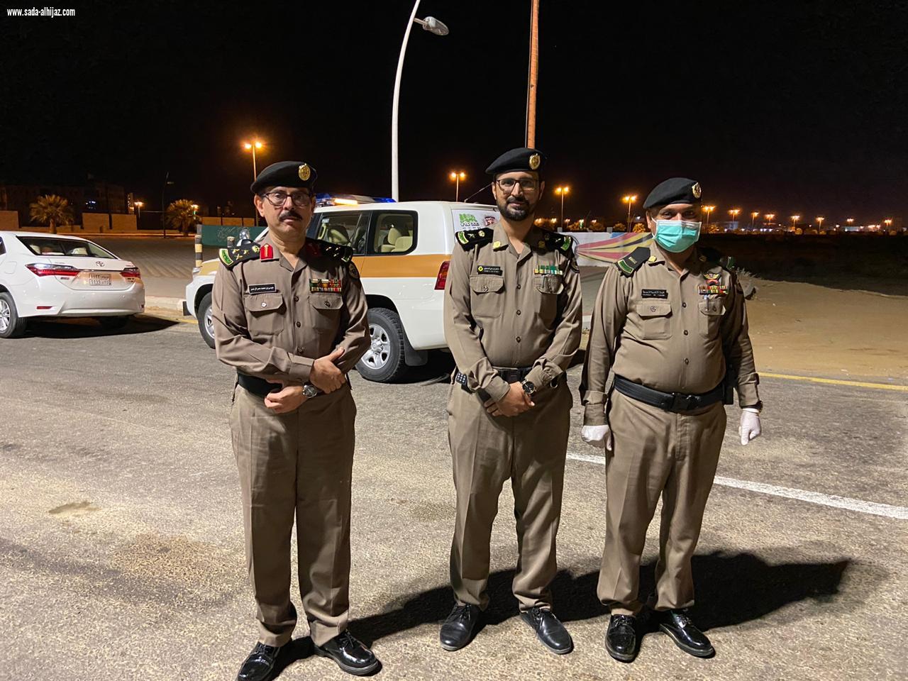 باشراف مساعد مدير شرطة جازان الدوريات الامنية تطبق حضر التجول بمحافظة الطوال وقراها وآل عمر المواطنون والمقيمون يبدون تجاوبا كبير في محافظة الطوال والقرى التابعة لها