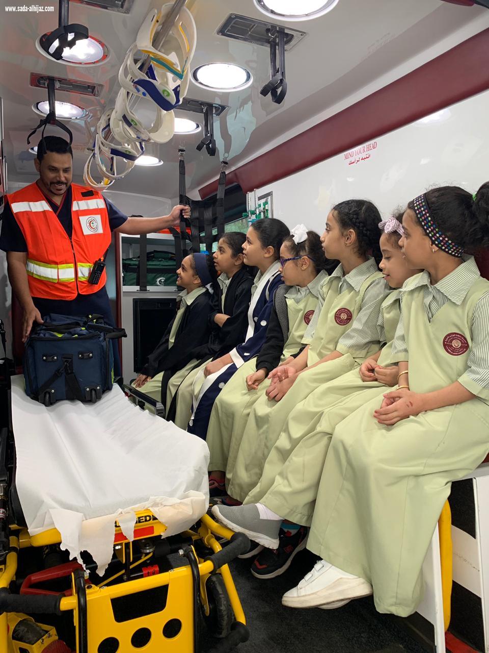 الهلال الأحمر يستقبل طالبات روضة البوادي بجدة