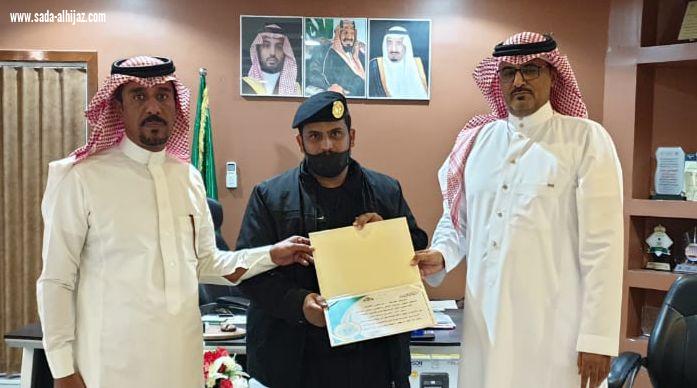 مجمع تعليمي بالطائف يكرم رجل أمن.