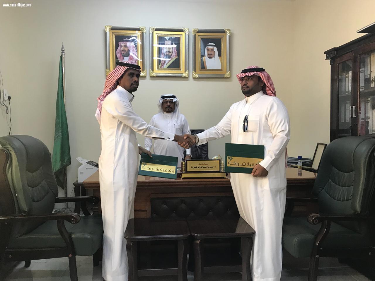 محافظ بيش يشهد اتفاقية تعاون بين جمعية البر والضمان الاجتماعي بمحافظة بيش ومجمع صرح التوفيق الطبي