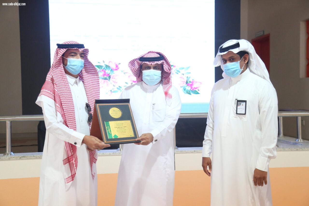 محافظ بيش يتفقد المشاريع المدرسية ويطلع على تقرير منصة مدرستي