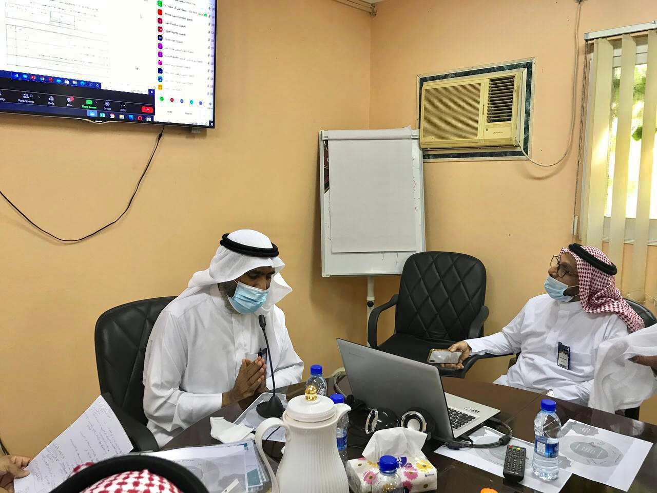 مدير مكتب التعليم ببيش يجتمع بالمشرفين والمشرفات لبحث 6 محاور