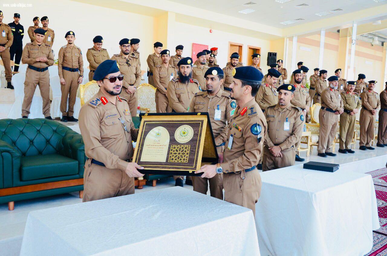 العميد عبد الرحمن الحربي يرعى حفل تخريج طلبة الدورة التأهيلية للفرد الأساسي بالمدينة المنورة. 