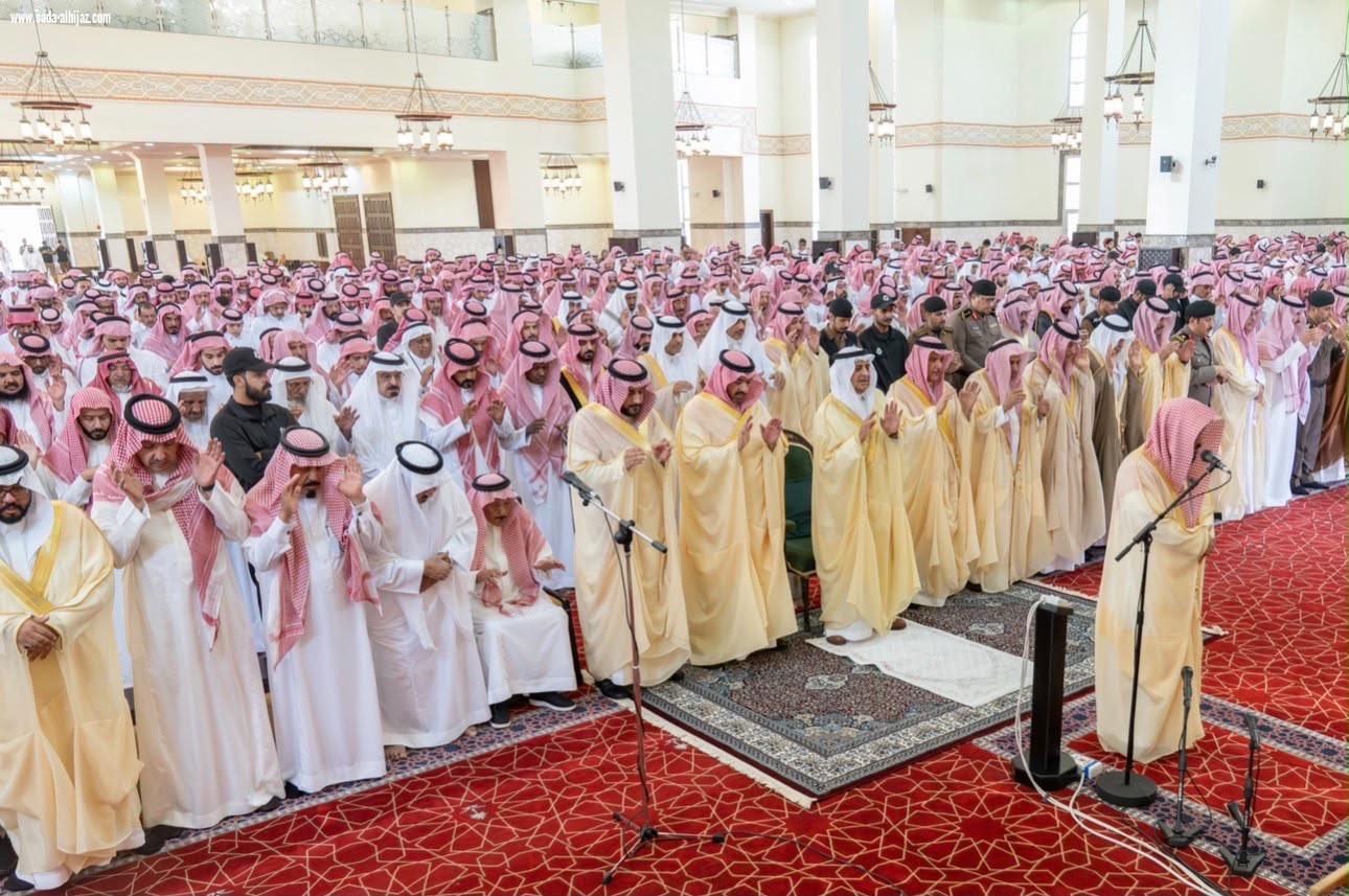 أمير منطقة تبوك ونائبه يؤديان صلاة الميت على الشيخ جزاع بن كريم العطيات 
