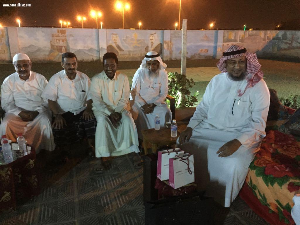 زملاء الدراسة بمعهد المعلمين بصامطة لدفعة 1403 يلتقون بزميلهم الضافري ويكرمون بعض زملائهم المتقاعدين