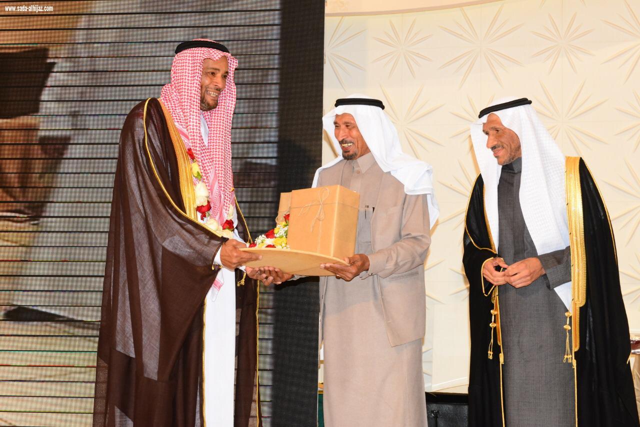 أكثر من 200 طالب يكرمون ‏معلمهم بمحافظة العلا