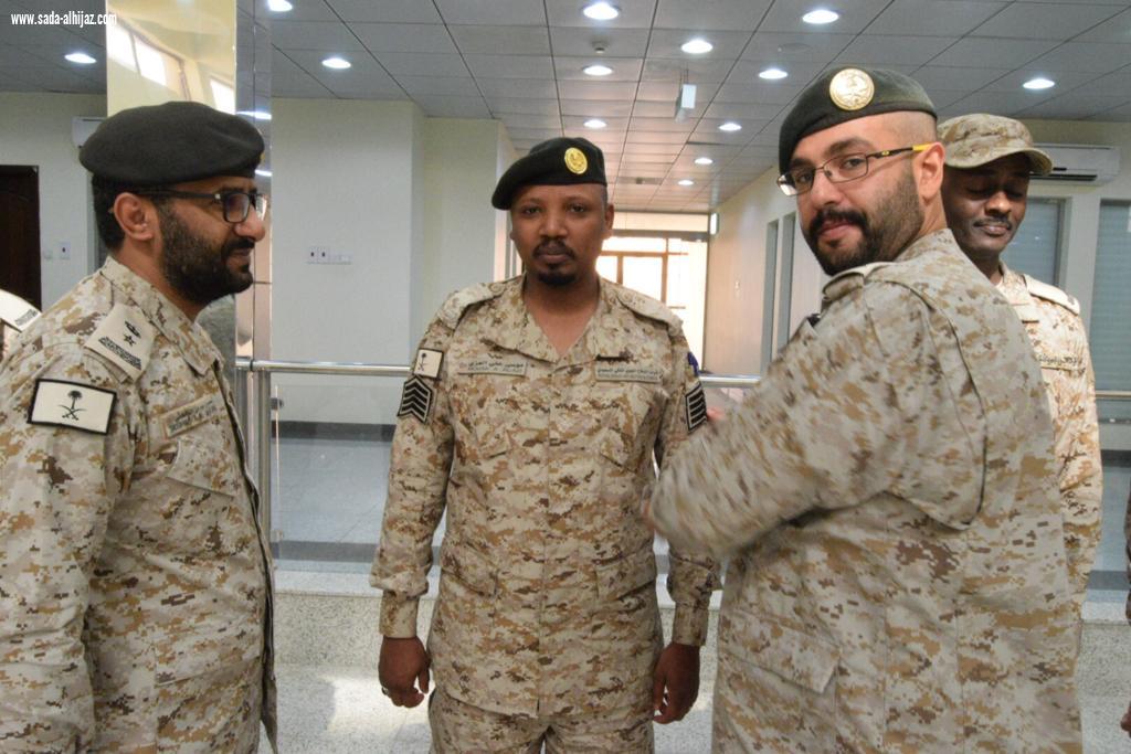 المقدم  القحطاني   بالادارة الهندسية والتشغيل يُقلد موسى العزي رتبته الجديدة رقيب 