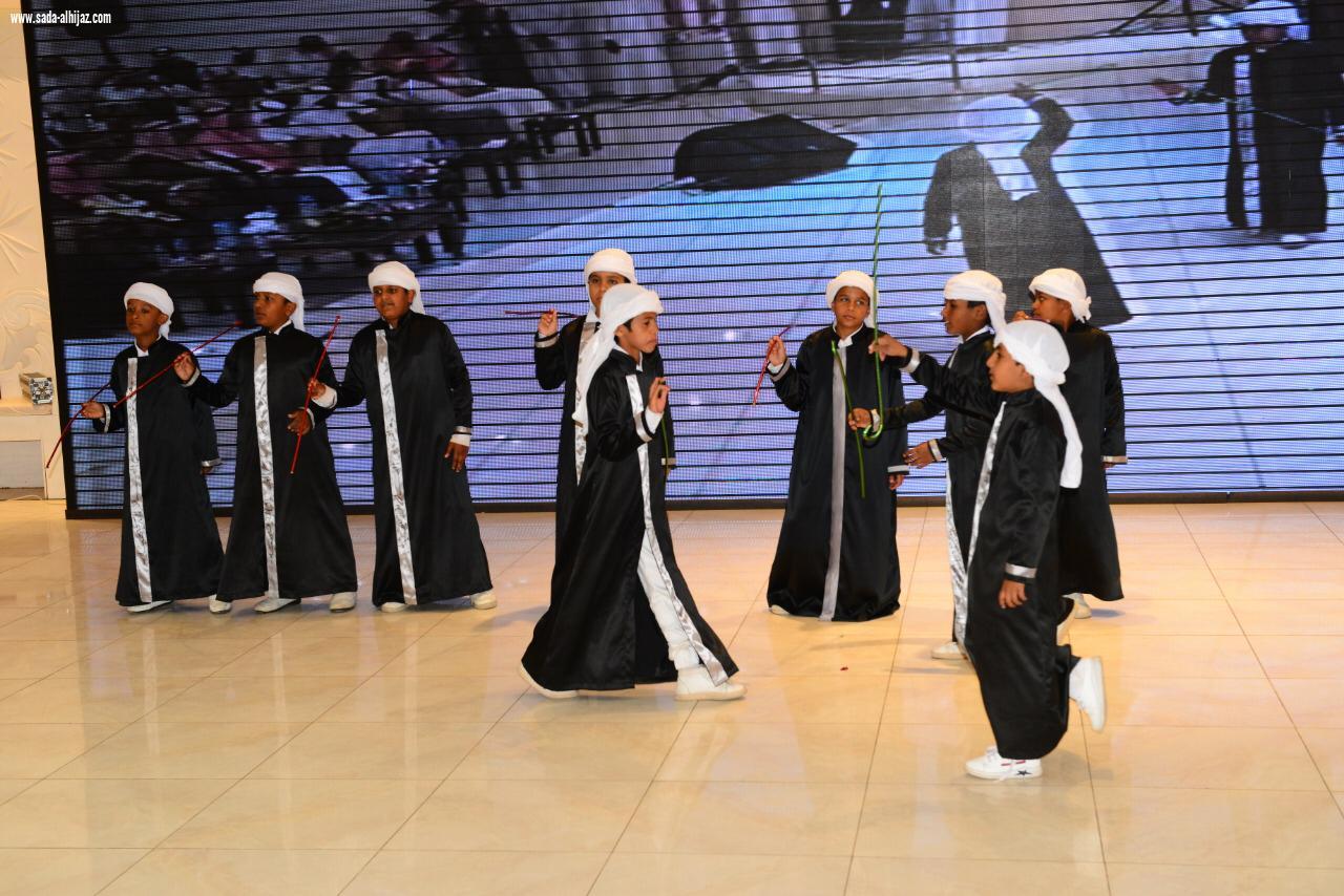 أكثر من 200 طالب يكرمون ‏معلمهم بمحافظة العلا