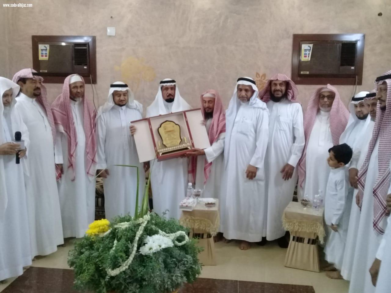 في ليلة الوفاء مشايخ واعيان بني حمد بمحافظة الطوال يكرمون الفيفي بمناسبة تقاعده