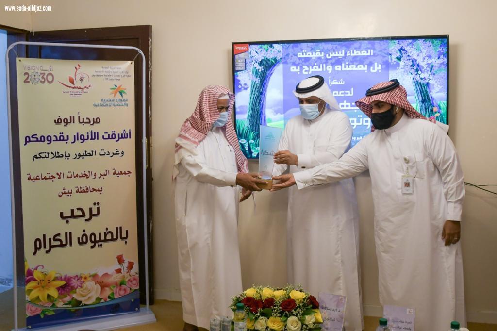 دشن محافظ بيش المركز التطوعي الإسكاني بجمعية البر ببيش بحضور مدير عام فرع وزارة الاسكان بمنطقة جازان