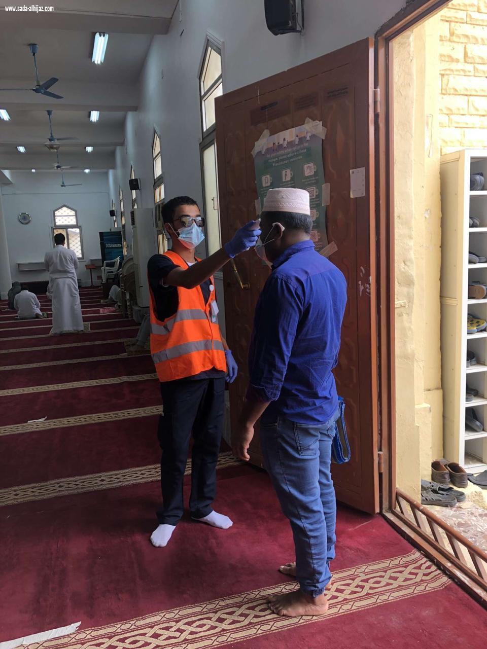 هيئة الهلال الباحة تقيم نقاط فرز بجوامع المنطقة ومحافظاتها بالتعاون مع الفرق الإسعافية والفرق التطوعية