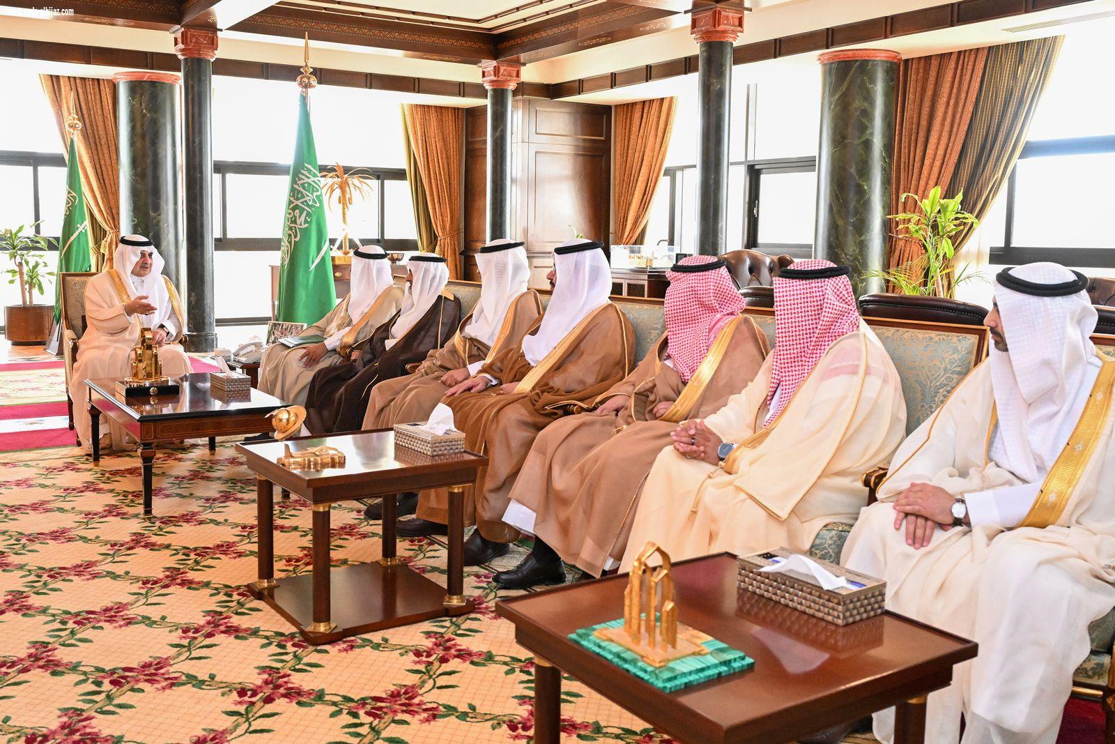 أمير تبوك يستقبل رئيس وأعضاء لجنة جائزة سموه للمزرعة النموذجية