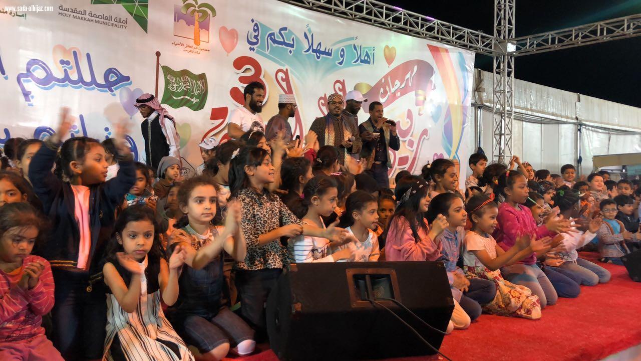 اطفال مهرجان ربيع النورية 3 يستمتعون بمسرح ا لمهرجان مع نجوم قناة المجد الفضائية 