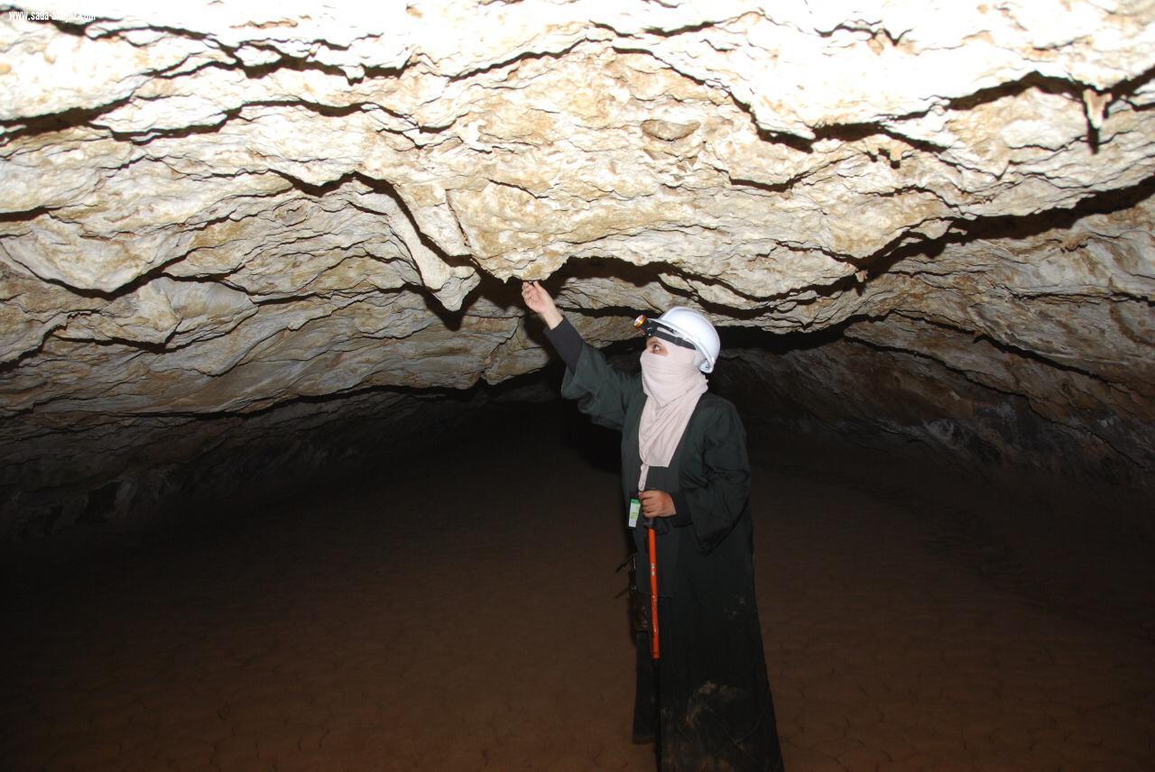 أكثر من 20مرشدا ومرشدة من فريق كهوف السعوديةينفذون رحلة أستكشافيةلكهف  ماكر الشياهين شمال  المدينة المنورة