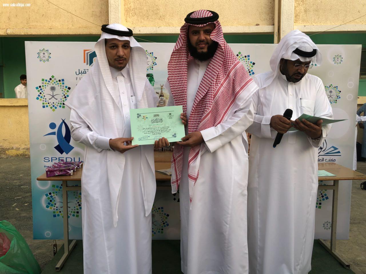 تكريم الطلاب المتفوقين) مدرسة ابن كثير بجدة