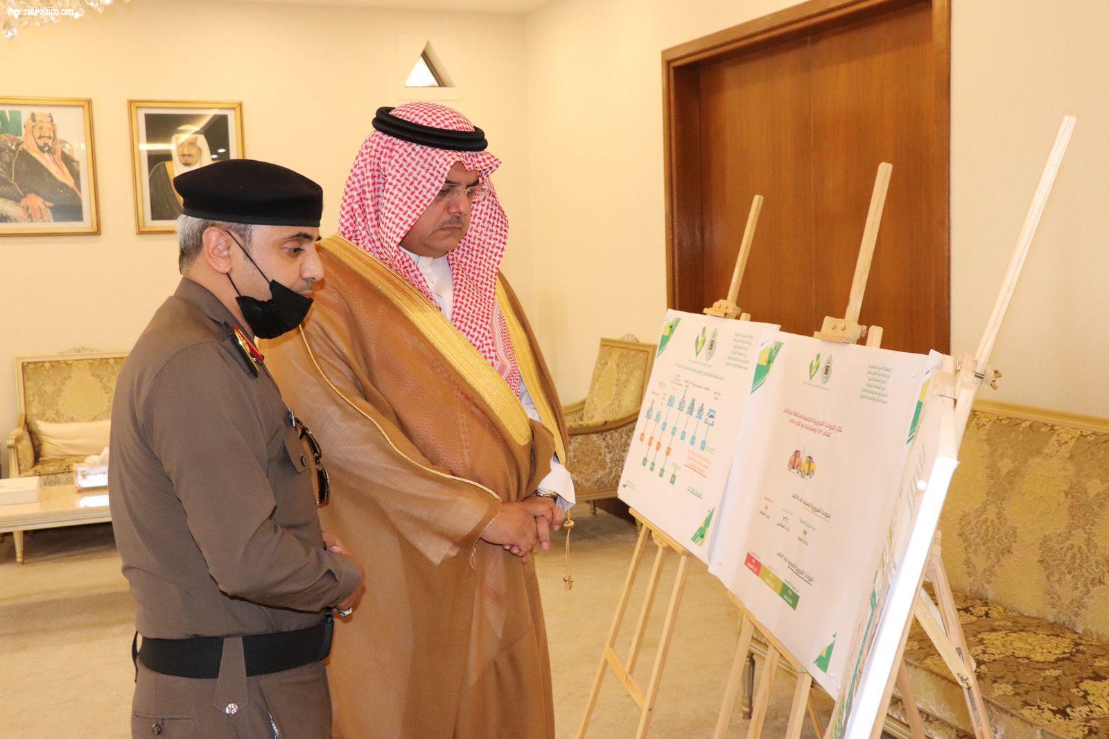 الأمير منصور بن محمد  يطلع على التقرير السنوي لمرور حفرالباطن 