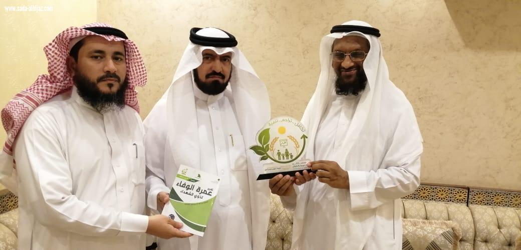 رئيس جمعية البر بمحافظة الطوال يكرم محافظ الطوال السابق العنزي