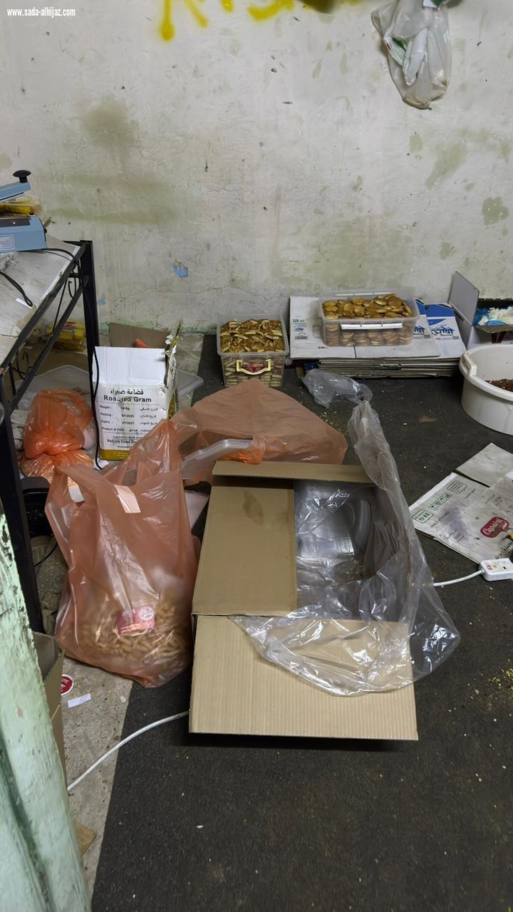 فرق أمانة تبوك الرقابية تضبط منزلًا شعبيًا لإعداد الأطعمة وتصادر أغذية تزن أكثر من نصف طن