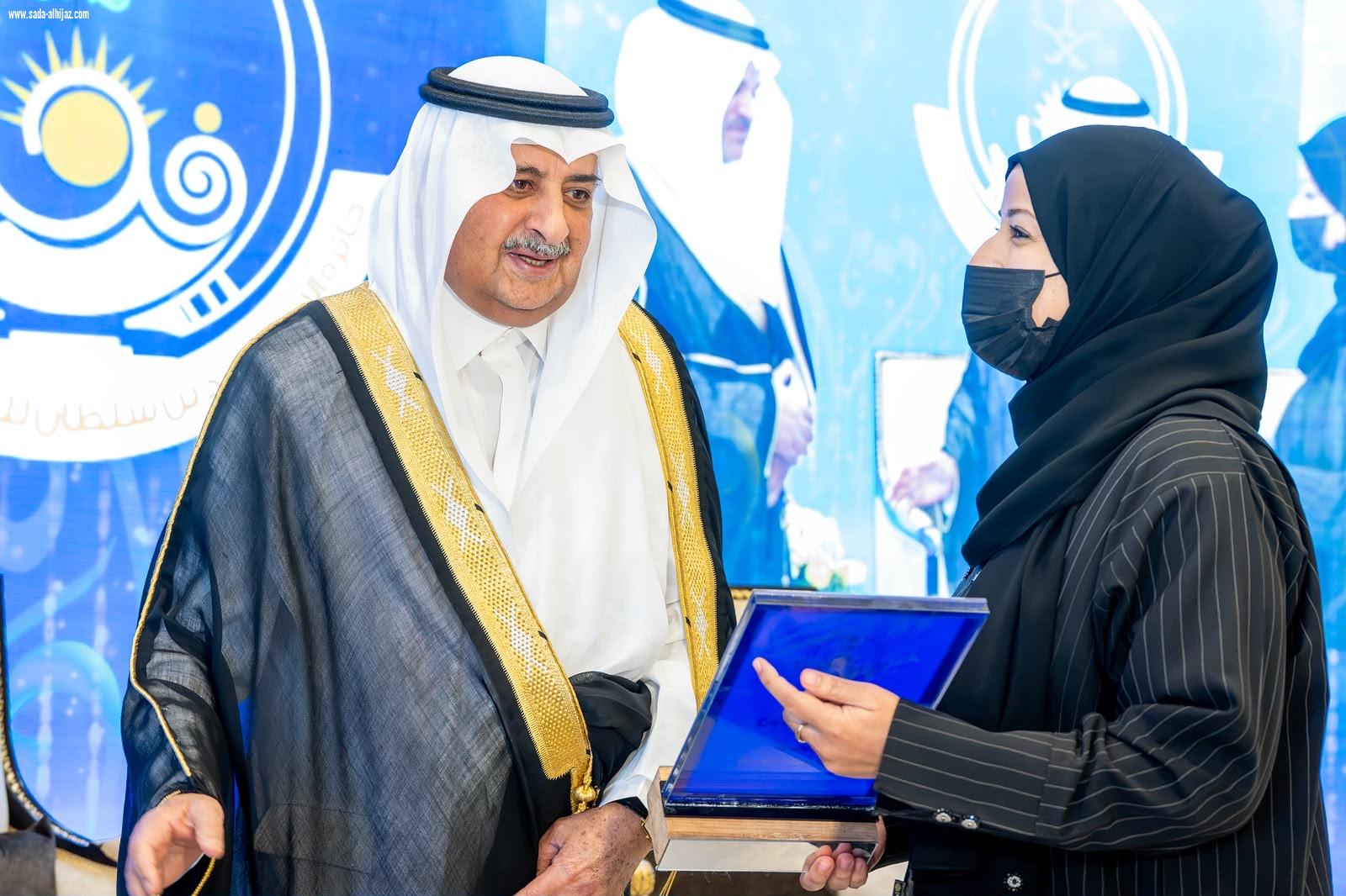 أعلن سموه عن تكفل الجائزة للفائزين بها في المجال الطبي الراغبين في إنشاء عياداتهم الخاصة بتحمل نصف تكاليف التأسيس .. أمير تبوك يرعى حفل جائزة سموه للتفوق العلمي والتميز في عامها الـ39