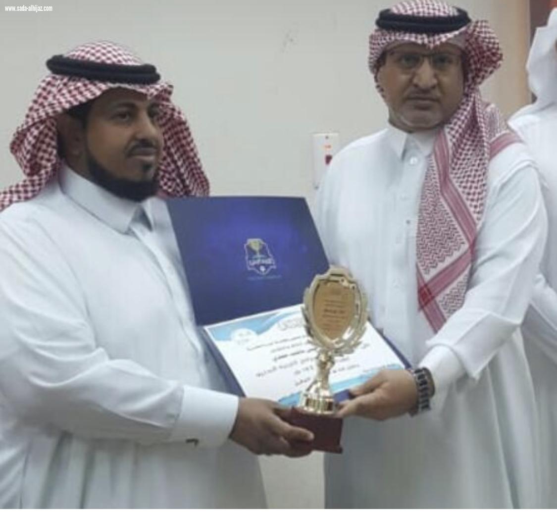 مدير مكتب تعليم صامطة يكرم الناشب معلم التربية البدنية بمتوسطة الطوال