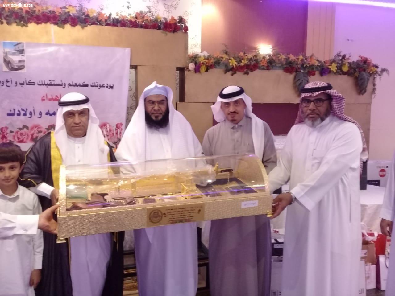 مجمع زمزم التعليمي ومدرسة القيوس الابتدائية يكرمون الناشب في ليلة الوفاء