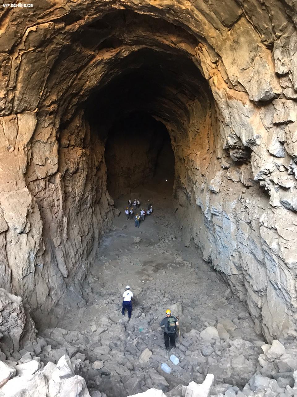 أكثر من 20مرشدا ومرشدة من فريق كهوف السعوديةينفذون رحلة أستكشافيةلكهف  ماكر الشياهين شمال  المدينة المنورة