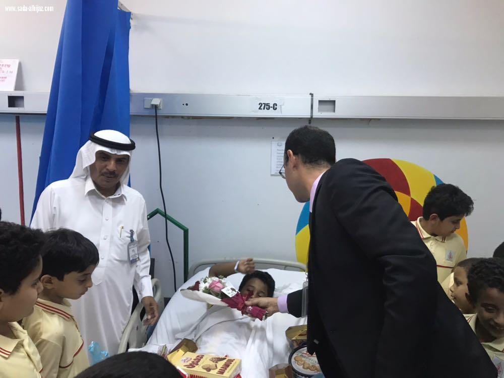 في لمسة وفاء جميلة أصدقاء الطفولة يزورون زميل الدراسة في المستشفى