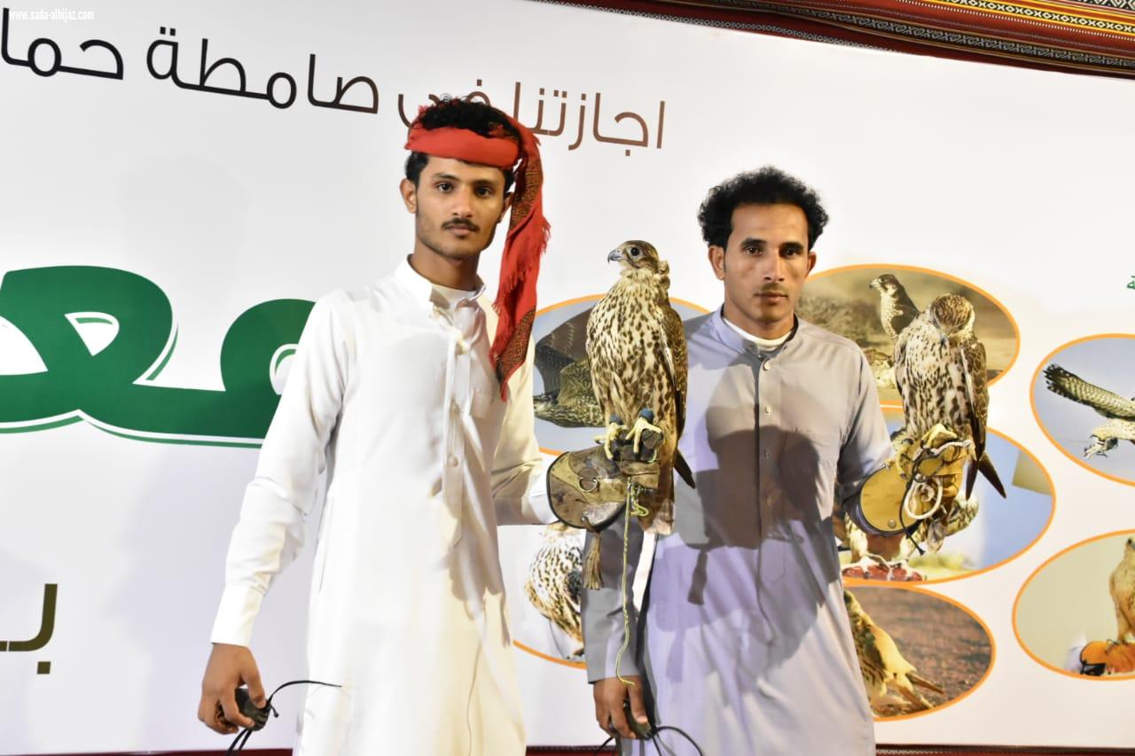 شهد إقبالا كبيرا خلال  يومه الثاني الزوار يتعرفون على أنواع الصقور بصامطة ويلتقطون الصور التذكارية
