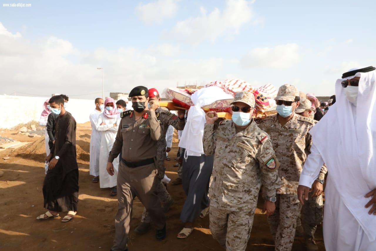 استشهد مدافعًا عن دينه ووطنه بالحد الجنوبي محافظ صامطة وقائد قوة جازان يتقدمان مشيّعي الشهيد الرقيب الحمدي