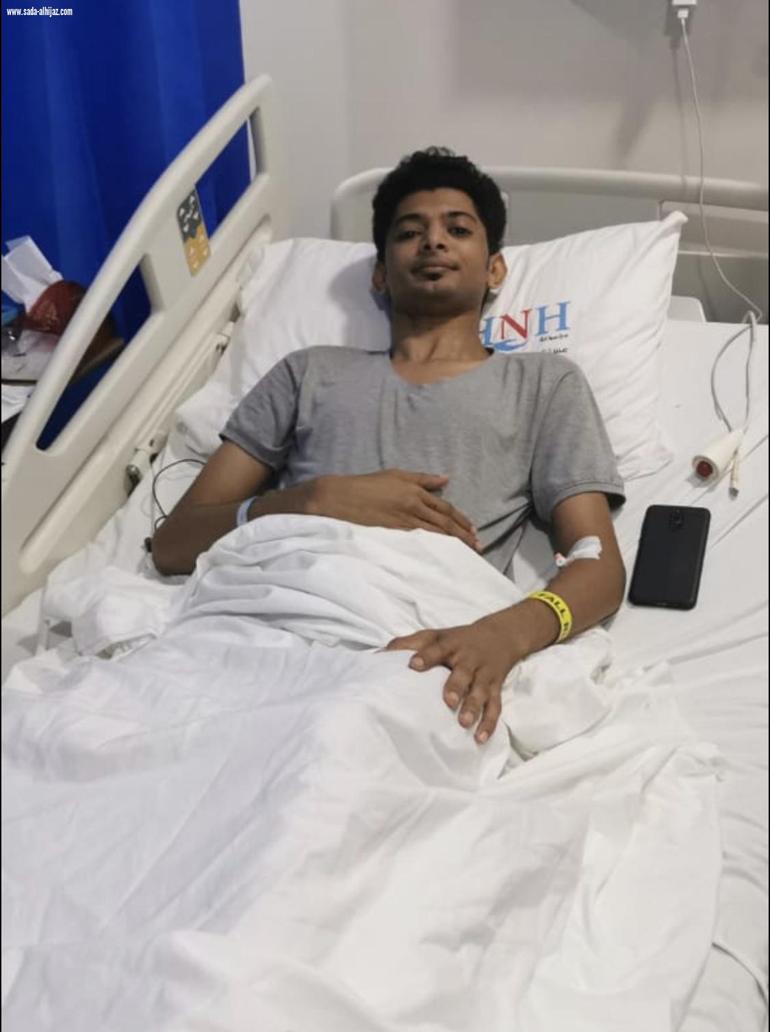 الأستاذ عبدالرحمن بن علي ناشب يرقد على السرير الأبيض