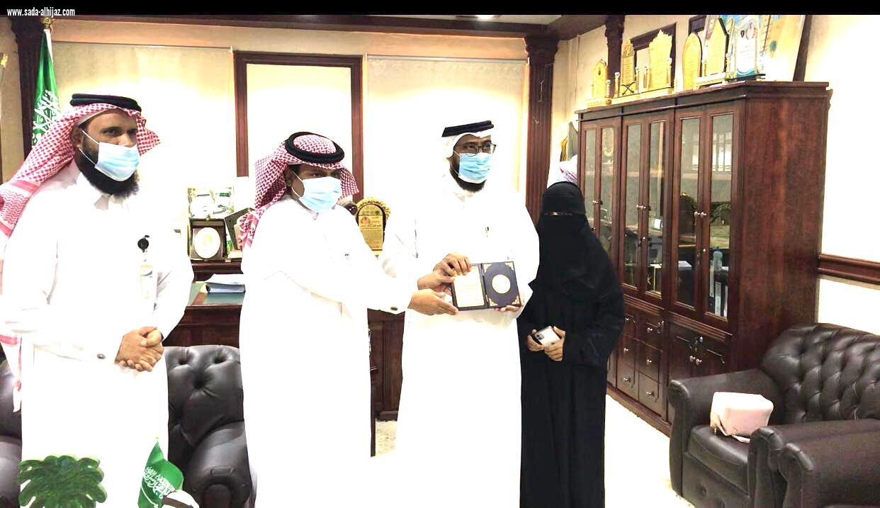 محافظ بـيـش يكرم المعلمين المتميزين بمناسبة اليوم العالمي للمعلم