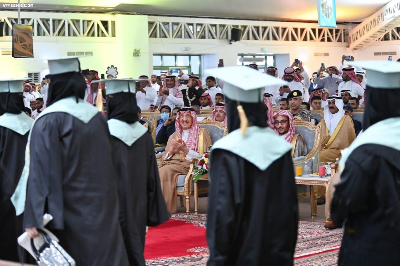أميرِ جازان يرعى حفلَ تخريج أكثر من 2000خريج وخريجة من كليات التّقنية والمعاهد