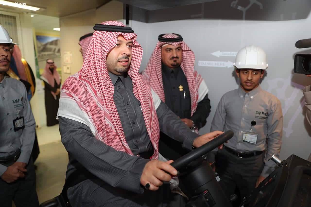 أمير منطقة الحدود الشمالية يتفقد المعهد السعودي التقني للتعدين