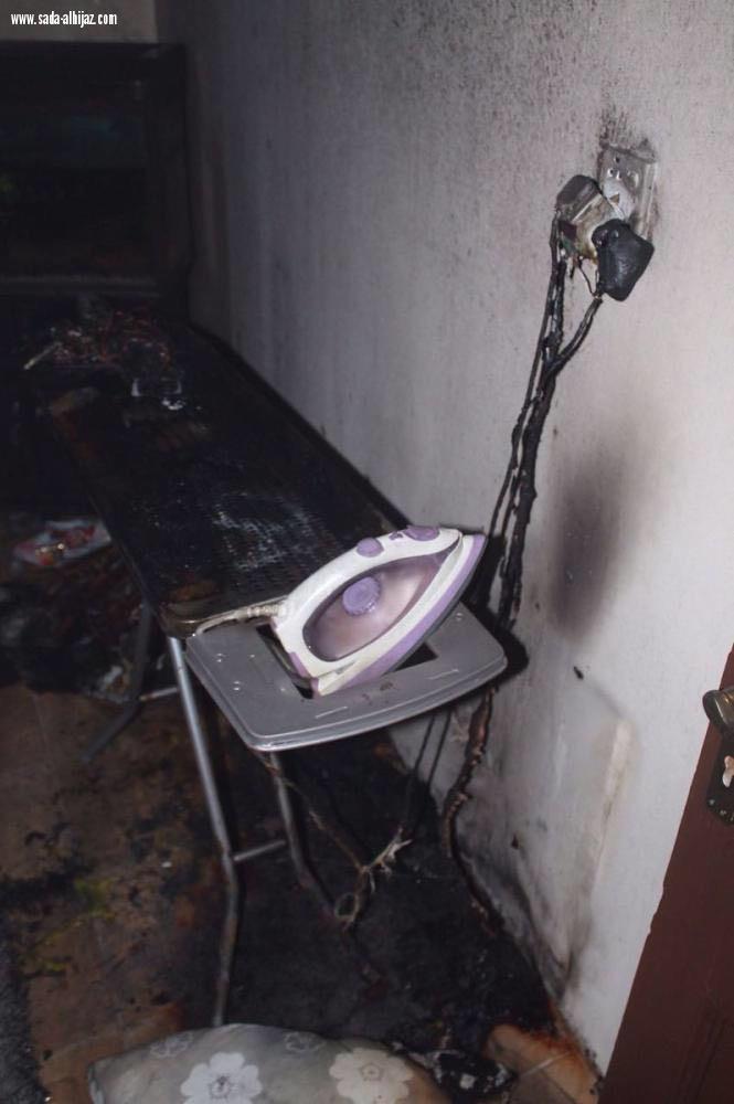 شاحن جوال» يُشعل حريقاً ويخلي 21 شخصاً الجمعة / 13 / ربيع الأول / 1439 