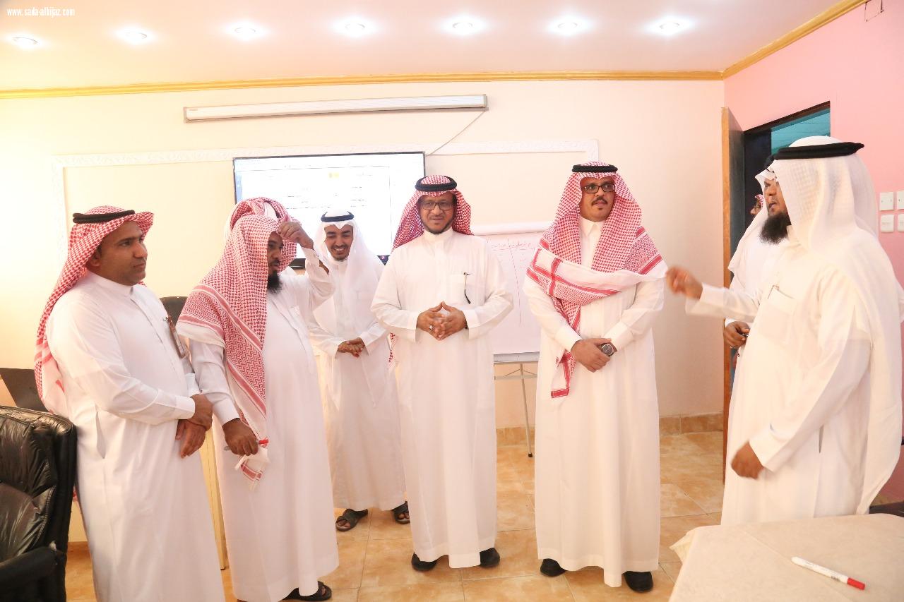 بالصور محافظ صبيا يتفقد مركز التدريب الصيفي في صبيا