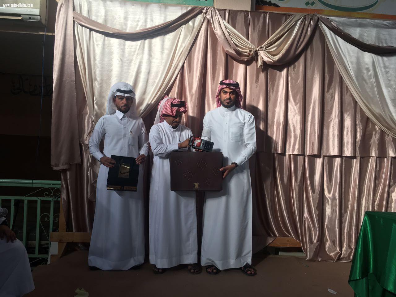 تكريم وقبلة وفاء على رأس المعلم المتميز  أنور الشماخي  من قبل الأستاذ متعب مفرح الريثي ولي أمر الطالب مغدي بمدرسة الإمام مالك بالريث...