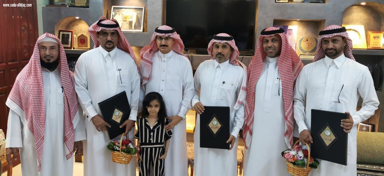 رئيس اللجنة الفرعية للاتحاد العربي السعودي للكاراتيه بالمناطق الجنوبية يكرم الظافري رئيس فريق التحفيظ بالطوال