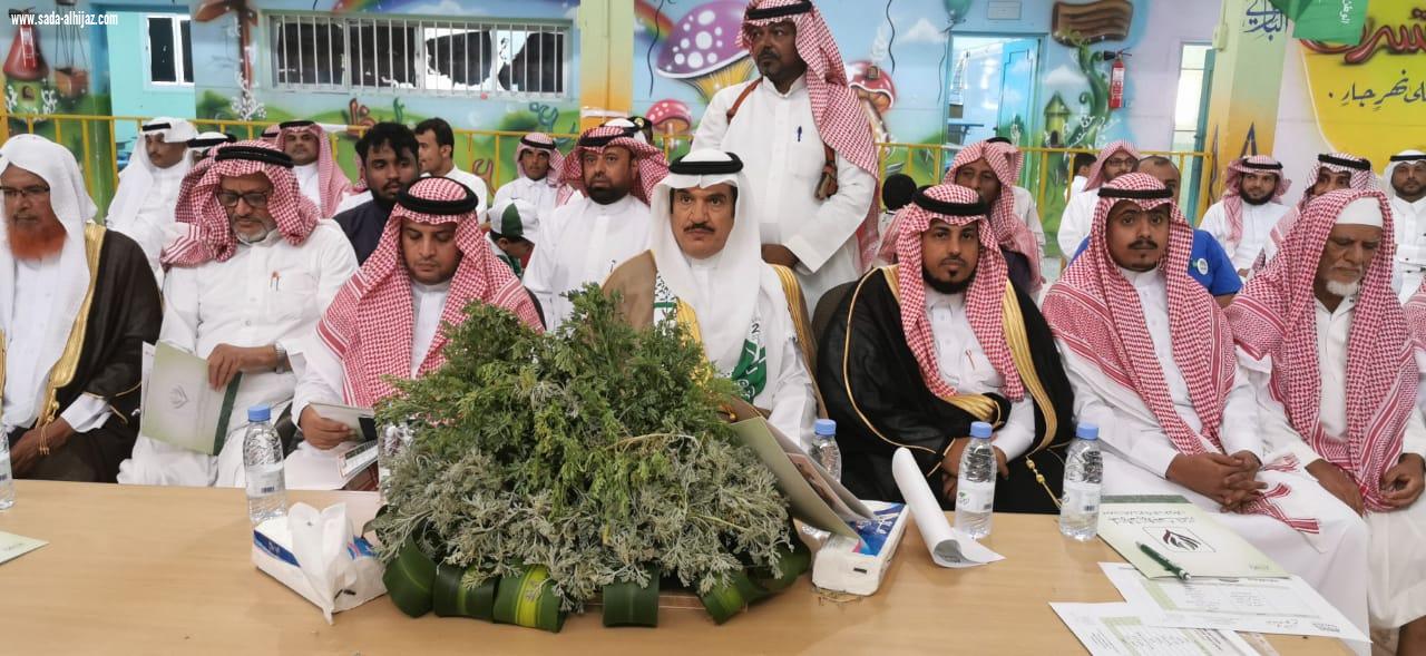 لجنة التنمية بالطوال تكرم ابناء الشهداء في حفل اليوم الوطني89 في مدرسة العباس الابتدائية