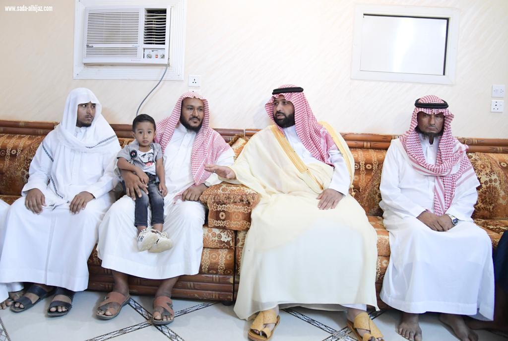 نائب أمير منطقة جازان ينقل تعازي القيادة لوالد وذوي وكيل رقيب   فيصل فارس