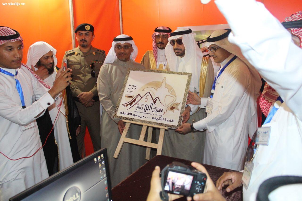  شعار لوحة مهرجان(القهوة)تنال أعجاب. المسؤولين والزوار وسيتم بيعها بالمزاد