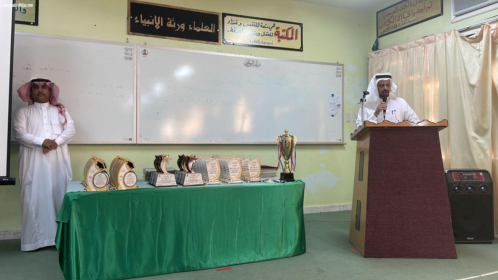 ثانوية بالعلاء بالباحة تحتفل بخريحي طلاب الثالث ثانوي والمشاركين في مجالات النشاط المدرسي